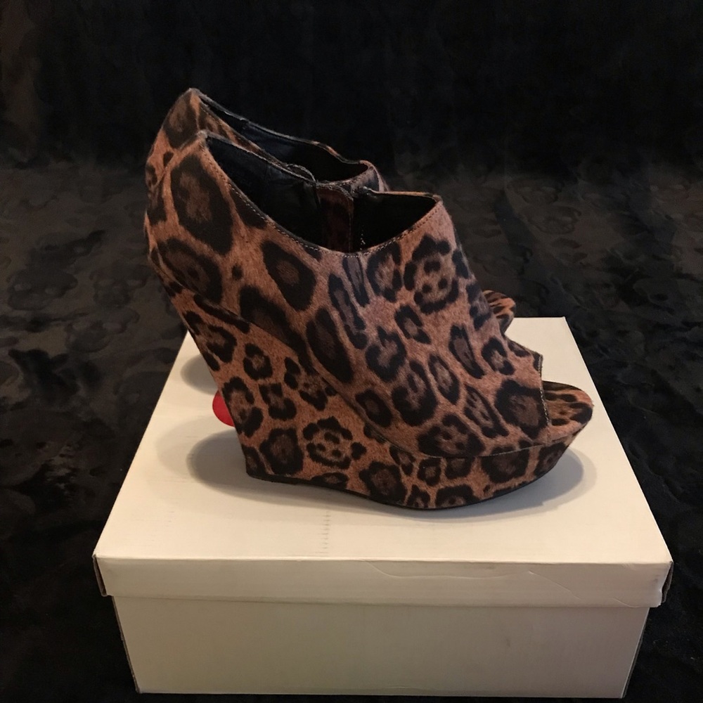 Olsenboye cheetah print wedges